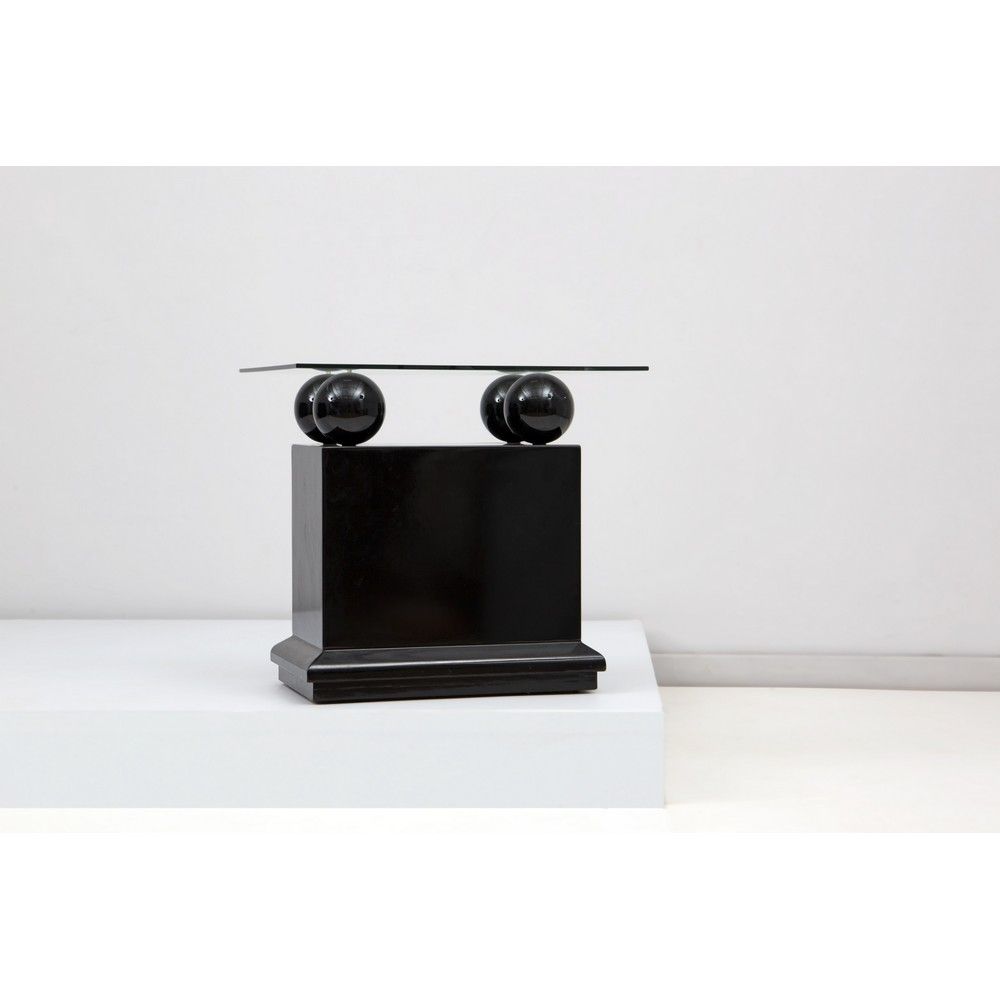 PRODUZIONE AMERICANA 1970 ca. Tavolo 美国生产约1970年



长方形桌子，黑色漆木底座，平行四边形主体，上面有四个黑色塑&hellip;