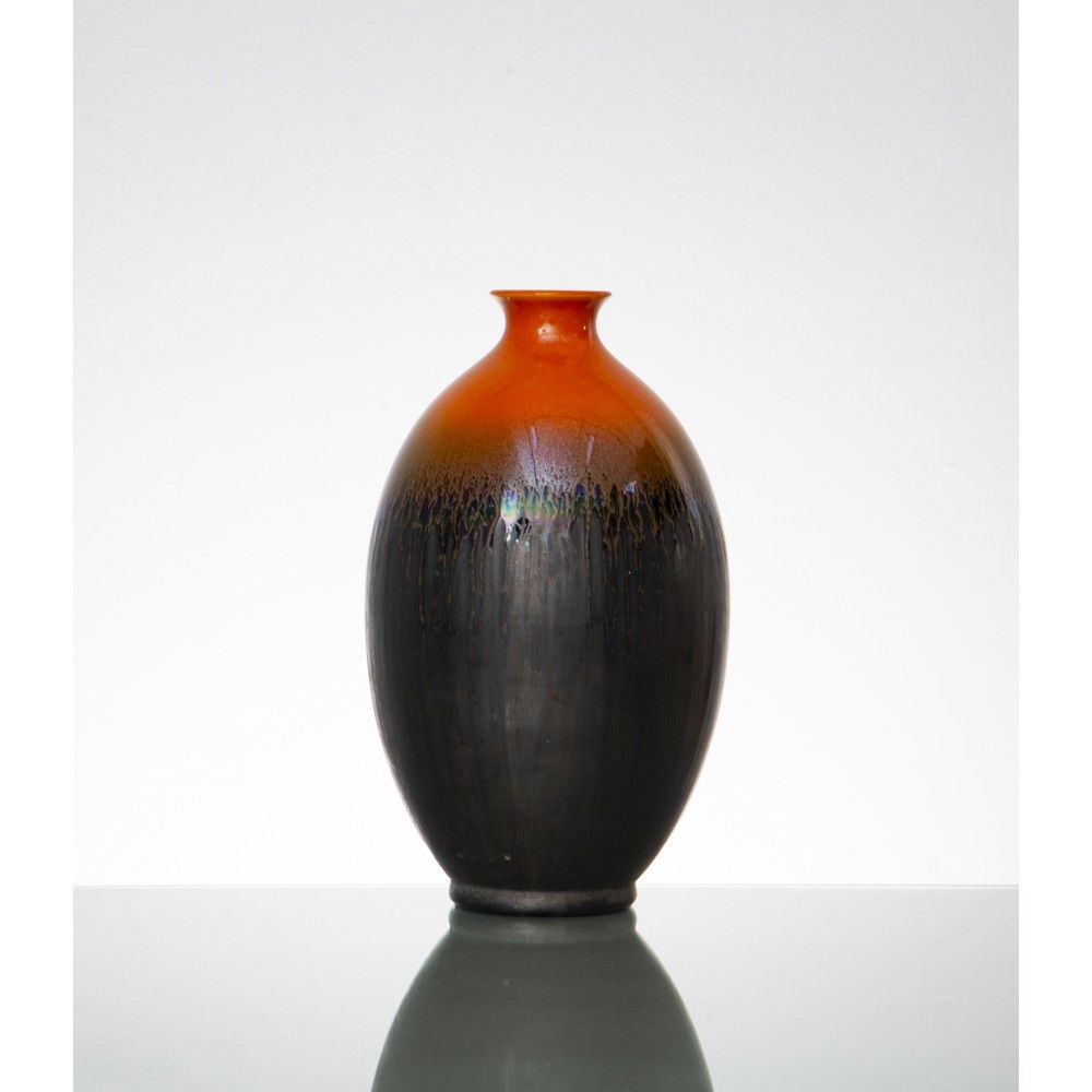 GALVANI, Vaso in ceramica GALVANI



生产波代诺内，意大利，约1960年。

橙色和黑色调的釉面陶瓷花瓶，椭圆形瓶身，小瓶颈&hellip;
