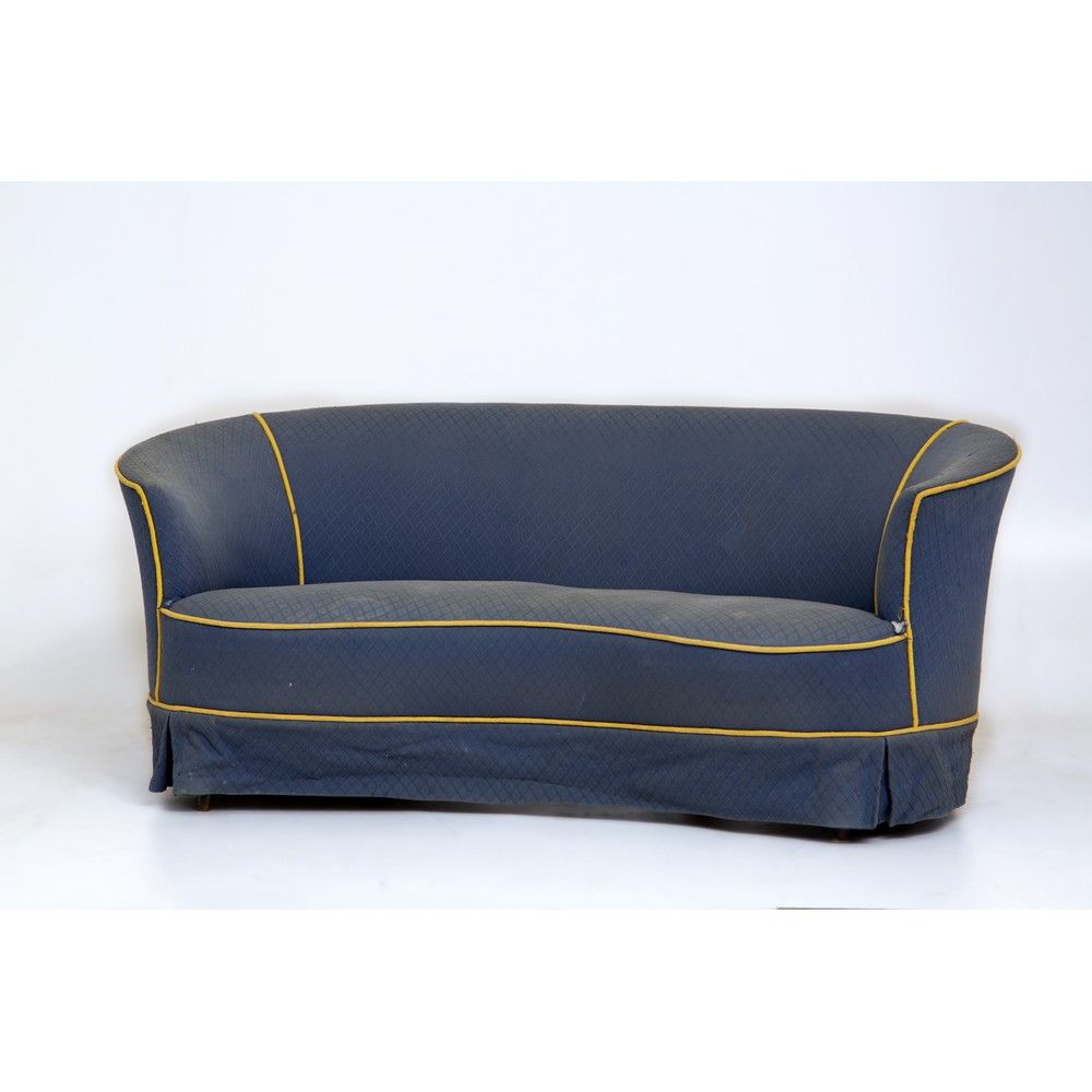PRODUZIONE ITALIANA 1950 ca. Un divano 意大利制造约1950年



一张双座沙发，木制框架，原来的浅蓝色织物的软垫，木制&hellip;