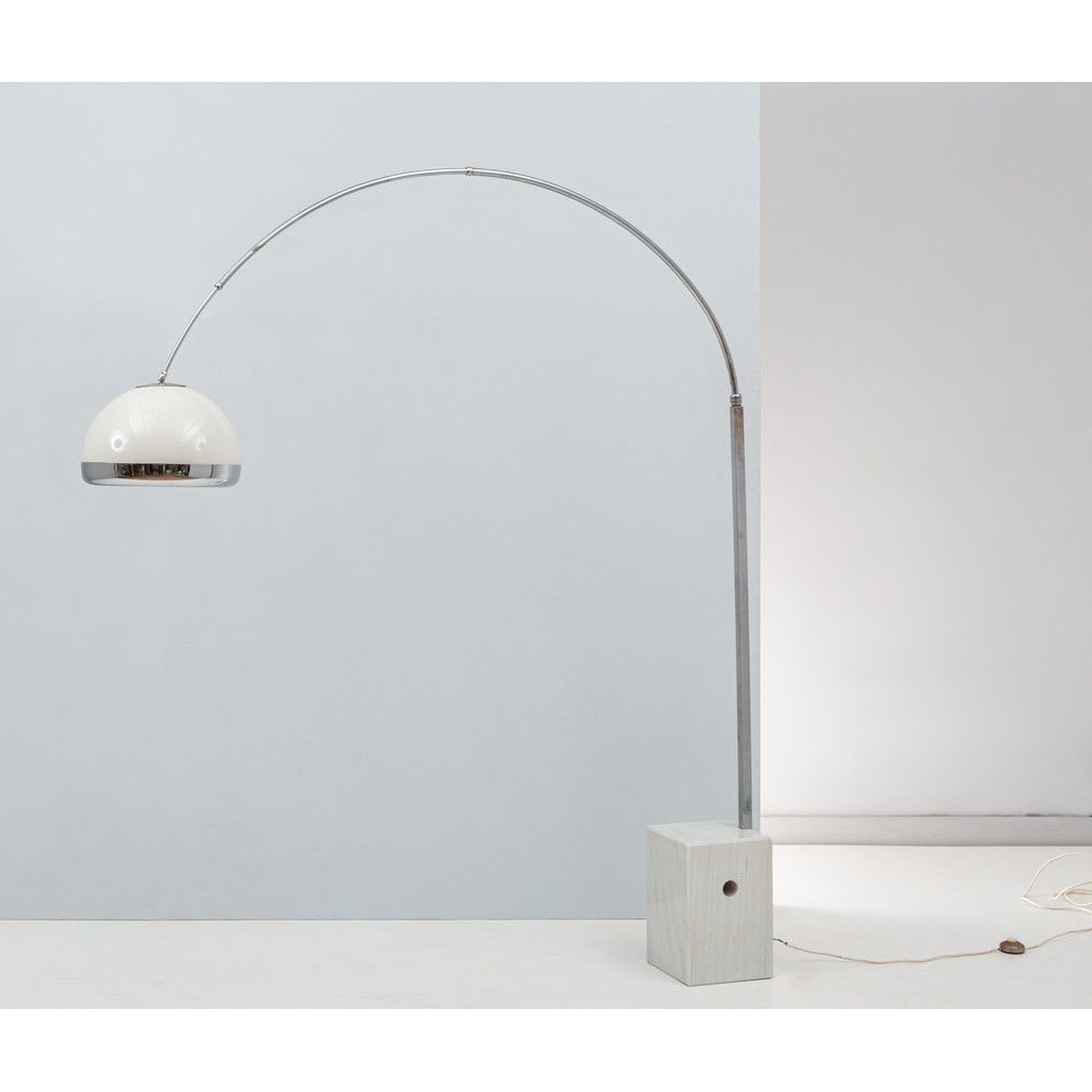 F.A.P.E MILANO, Una lampada da terra F.A.P.E MILAN



生产 意大利约1970年

落地灯由镀铬钢制成，拱形&hellip;