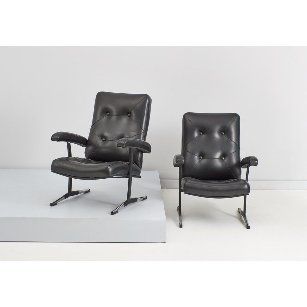 PRODUZIONE ITALIANA ANNI ’60 Due poltrone 1960年代的意大利生产

两把扶手椅，黑漆铁架，铁和镀铬钢脚，靠背上有黑色&hellip;