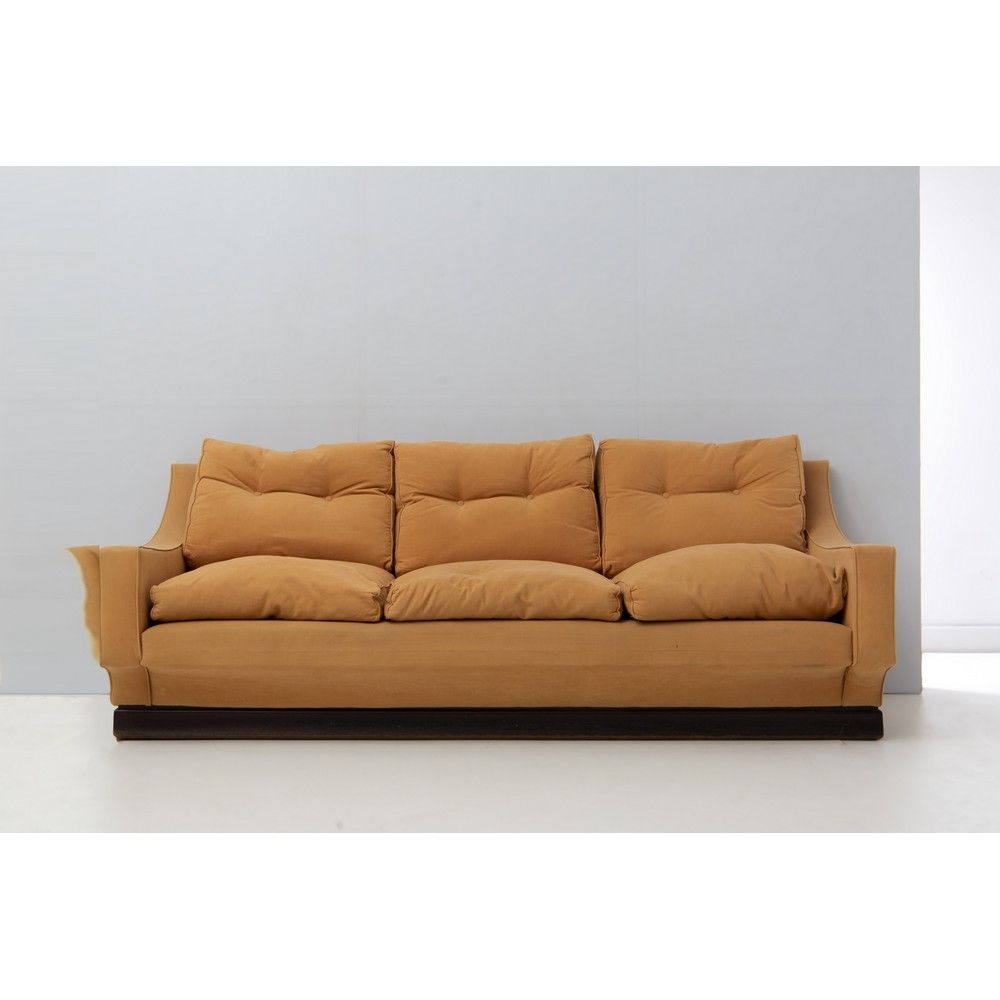 PAOLO CALIARI, Un divano 帕洛-卡利亚里



生产卡西纳，意大利，约1960年。

一张三座沙发，型号为 "895"，木质框架上覆盖着&hellip;