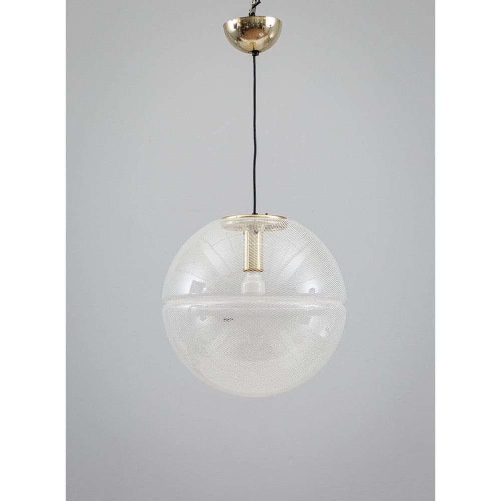 GUZZINI, Lampada a sospensione 古兹尼



生产 意大利约1980年

吊灯，有一盏灯，球形扩散器由白色调的透明有机玻璃制成，黄&hellip;