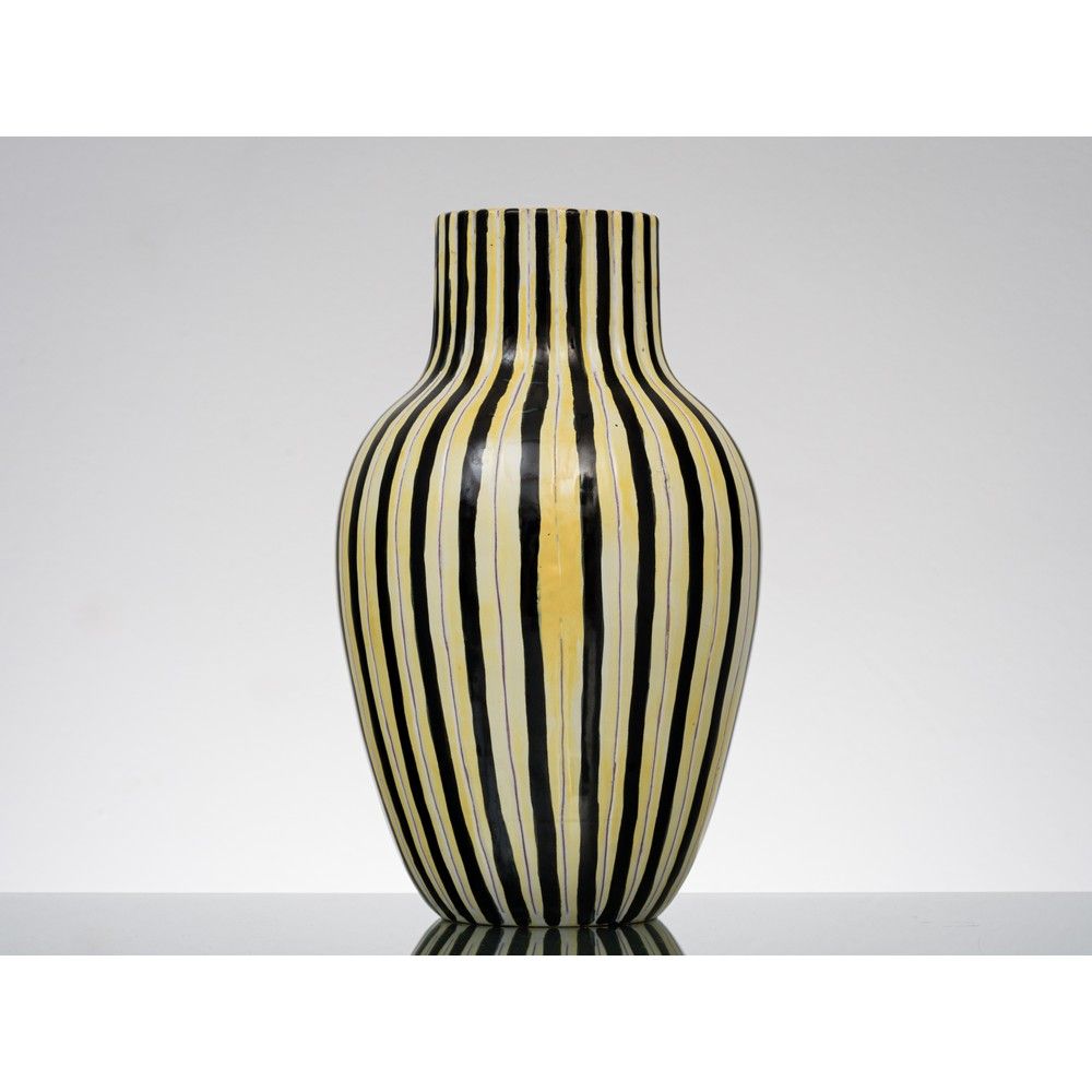 SAN POLO, Vaso in ceramica smaltata invetriata 圣波洛

生产 意大利威尼斯，约1950年。

釉面陶瓷花瓶，椭圆&hellip;