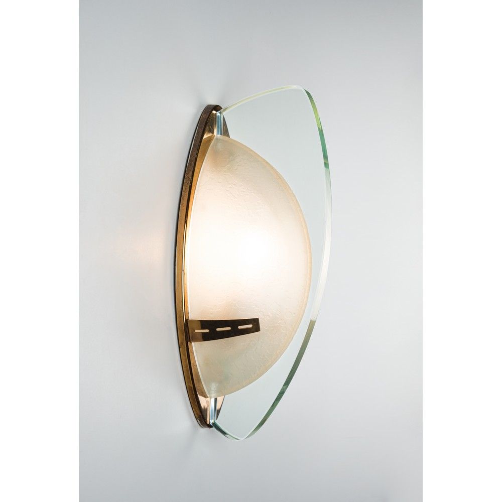 STILNOVO, Lampada da parete 辽宁省

生产 意大利 约1950年

一盏壁灯，结构为黄铜和喷漆金属，发光扩散器为厚的透明和喷砂玻璃。&hellip;