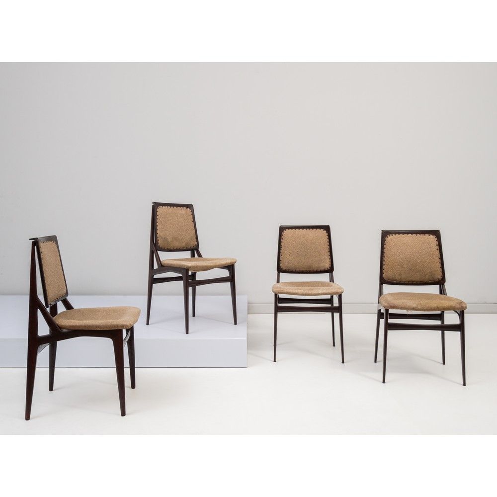 ICO PARISI, Quattro sedie in legno ICO PARISI

生产 意大利 约1950年

四把紫檀木椅子，椅背和座椅为米色织物&hellip;