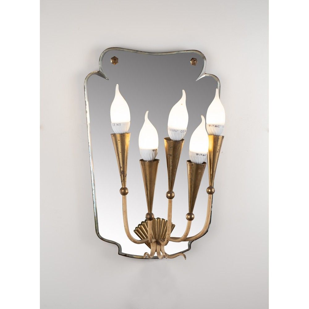 CESARE LACCA, Lampada da parete CESARE LACCA

生产 意大利约1940年

镜面玻璃壁灯，五盏灯，象牙色和黄铜漆面金&hellip;