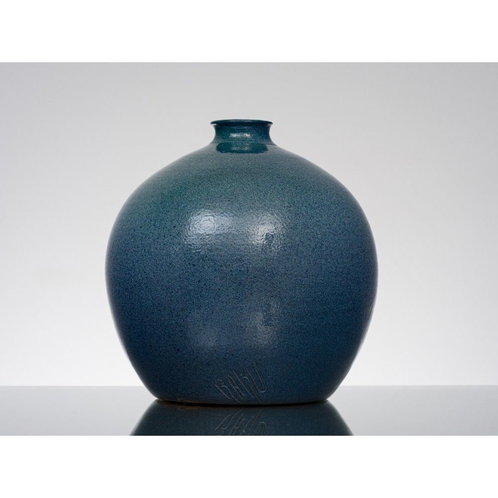 RAKU, Vaso in ceramica RAKU

生产 日本约1970年

一个球形的陶瓷花瓶，有一个窒息的颈部，颜色是绿松石。

一个球形的陶瓷花瓶，&hellip;