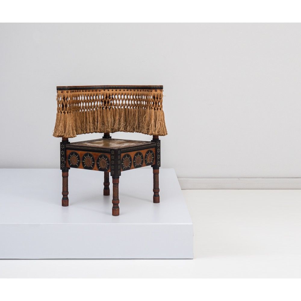 CARLO BUGATTI, Una sedia angolare in legno CARLO BUGATTI

生产 意大利 约1900年

一把胡桃木和乌&hellip;