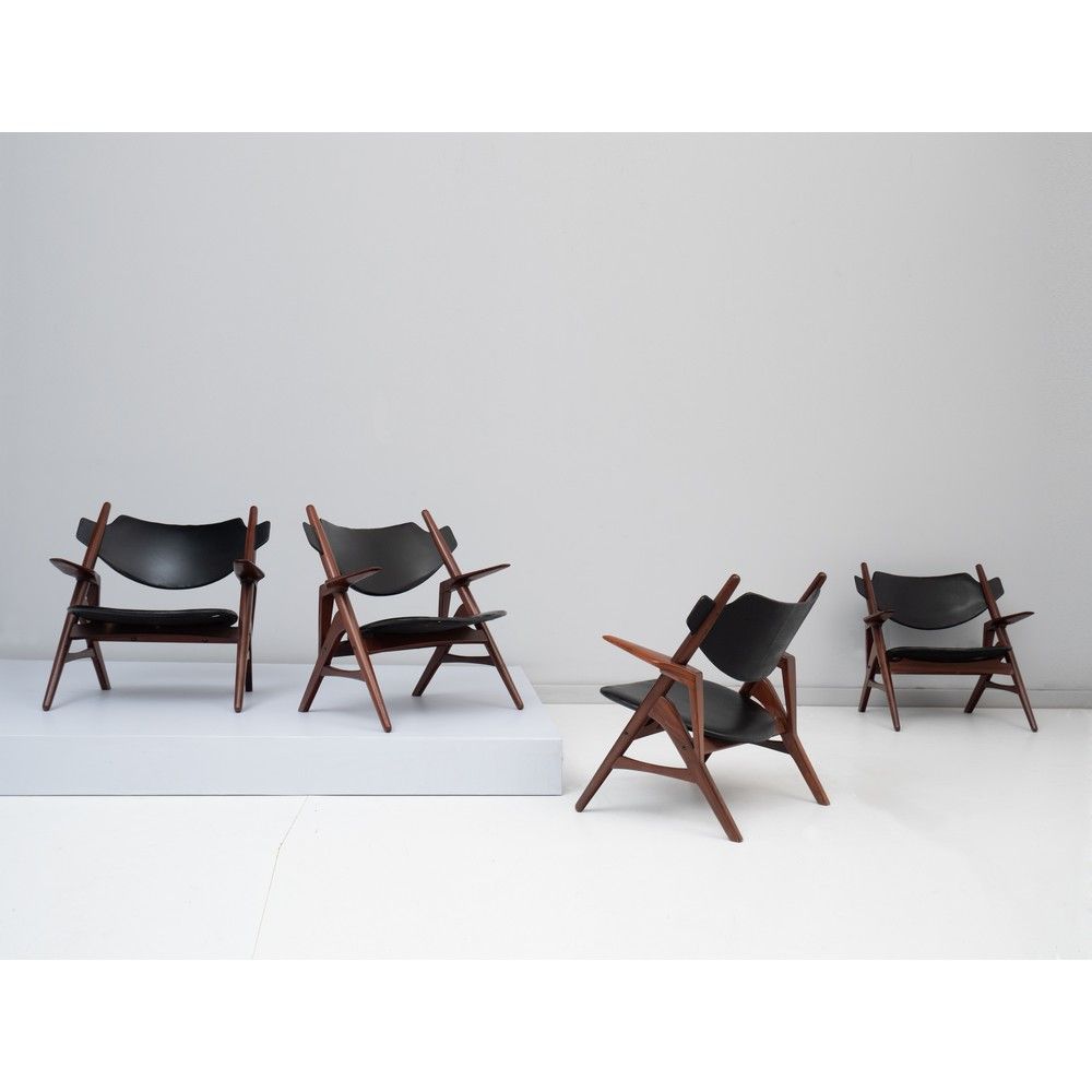 HANS WEGNER, Quattro poltrone in legno HANS WEGNER

生产德帕多瓦，意大利约1960年

四把红木扶手椅，座椅&hellip;