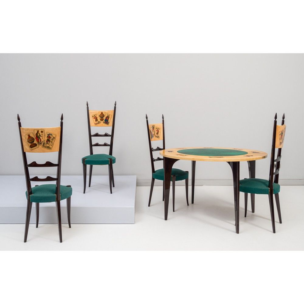 ALDO TURA, Tavolo da gioco ALDO TURA

生产 意大利 约1950年

游戏桌，由桌子和4把椅子组成，采用胡桃木和珐琅质羊皮纸&hellip;