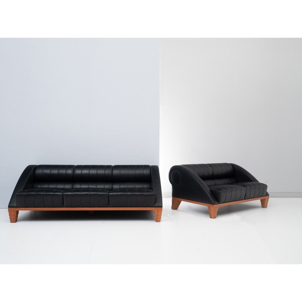 LEON KRIER, Due divani modello "Aries" LEON KRIER 

Produktion Giorgietti, Itali&hellip;