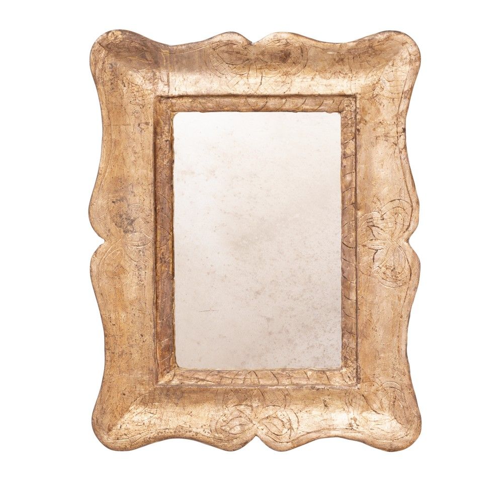 CORNICE E PIGNA 框架和松果

镀金的木质手套框架和松果变成了一盏灯。

20世纪。

cm 48 x 38 ( 镜子 ) - H. 57,5.