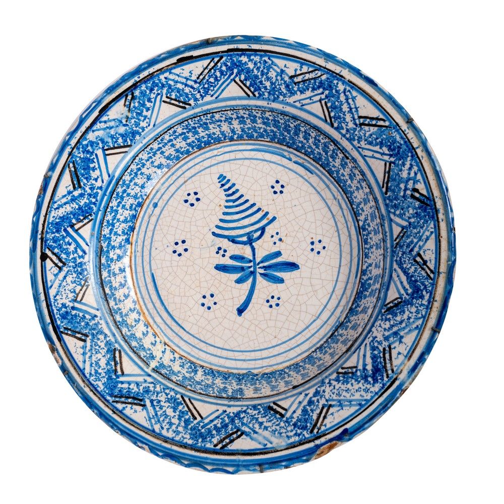 GRANDE PIATTO in ceramica smaltata 大型釉面陶器皿。

20世纪初的西西里岛。

cm Ø 50 H. 8,5.