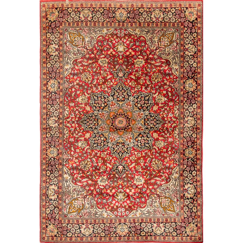 TAPPETO SRINAGAR 斯利那加地毯

棉质的纬线，丝绸的经线和丝绸的废绒。

印度 20世纪。

189 x 122 cm。