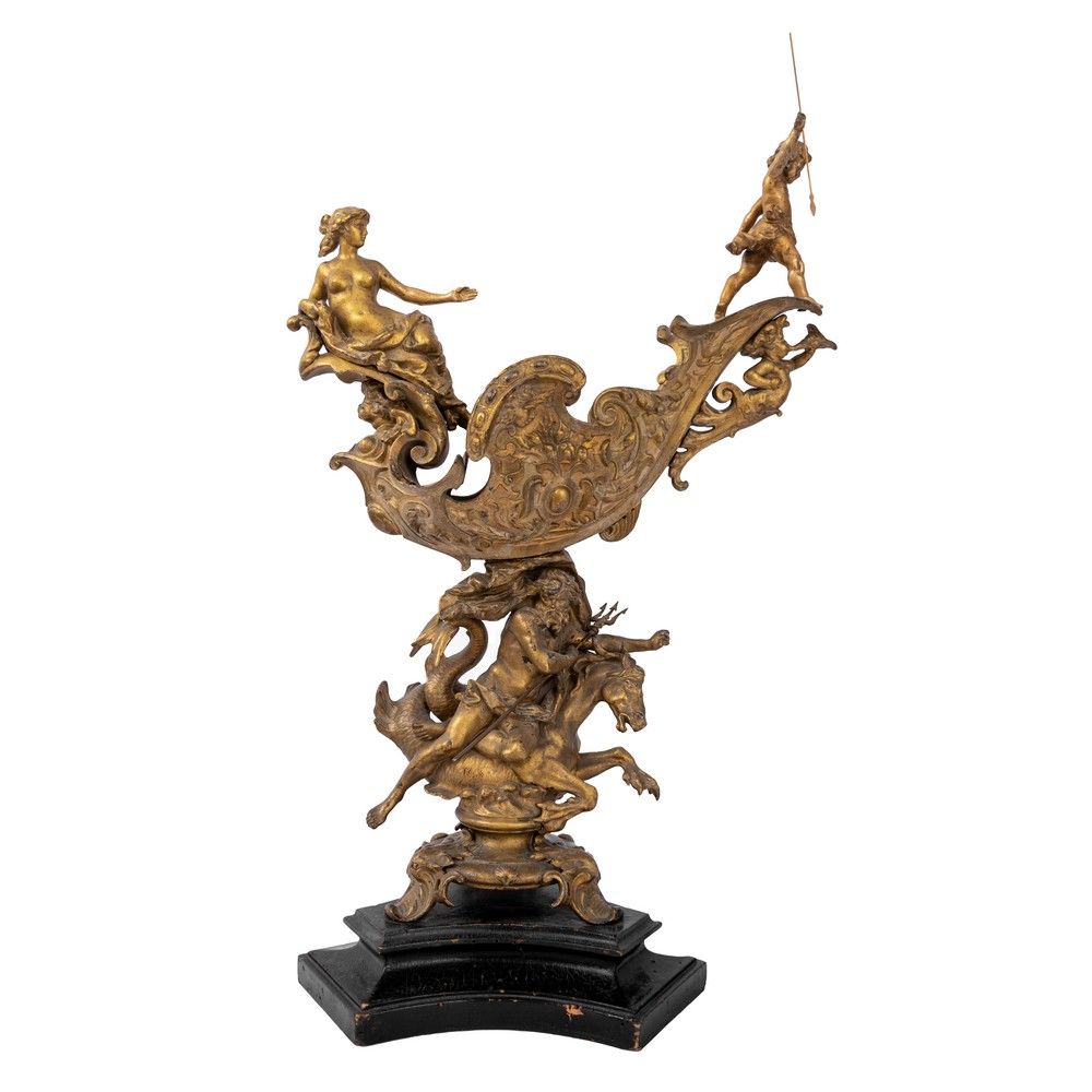 GRANDE SCULTURA in metallo raffigurante "Scena mitologica" 大型金属雕塑，描绘了 "神话场景"，放在木&hellip;