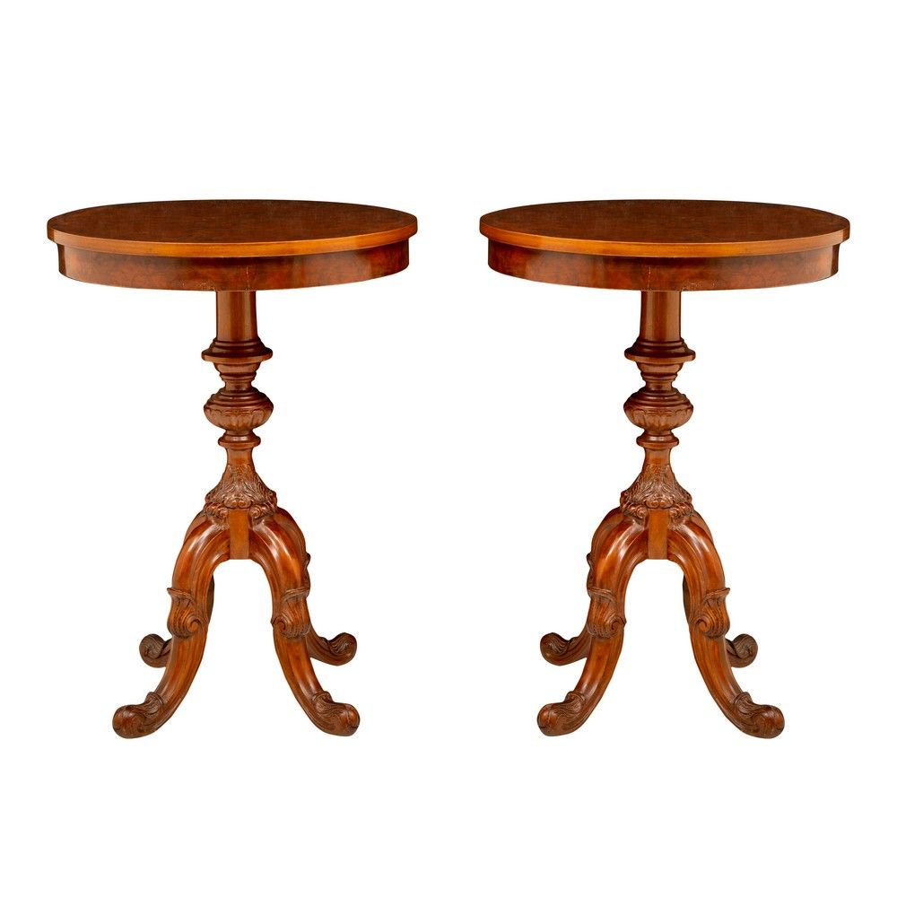 Coppia di tavolini 一对路易-菲利普风格的胡桃木和胡桃木根的圆桌。

西西里岛 20世纪。

cm Ø 56 H. 78,5.