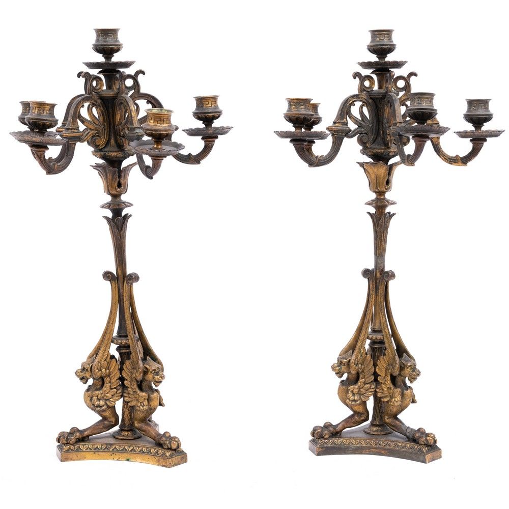 COPPIA CANDELABRI stile Impero 一对镀金金属的六焰帝国风格的烛台。

法国19世纪末。

cm H 55.