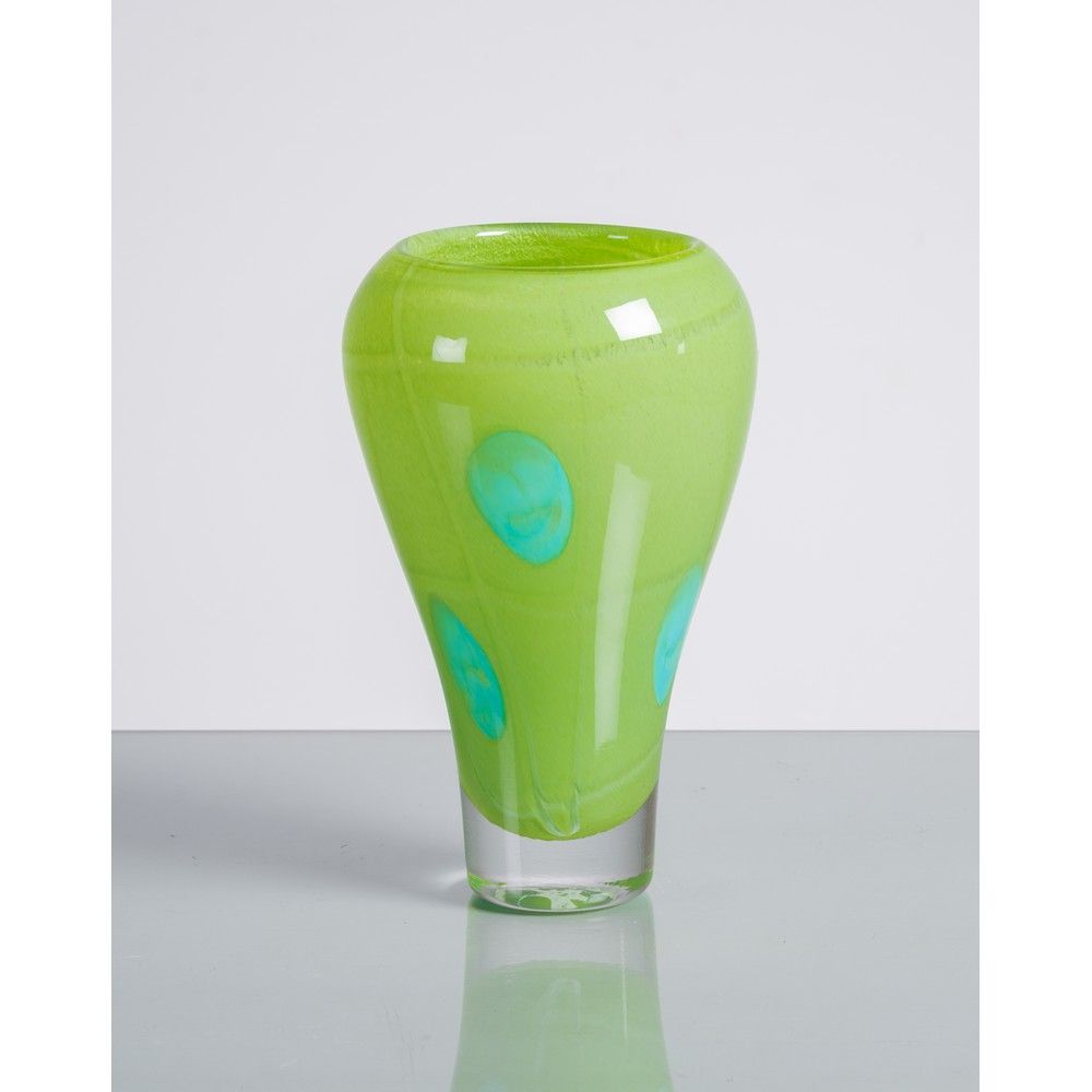 PRODUZIONE TEDESCA 1970 ca. Vaso in vetro 德国生产约1970年

沉水玻璃花瓶，梨形的瓶身有深浅不一的绿色，并装饰有大&hellip;