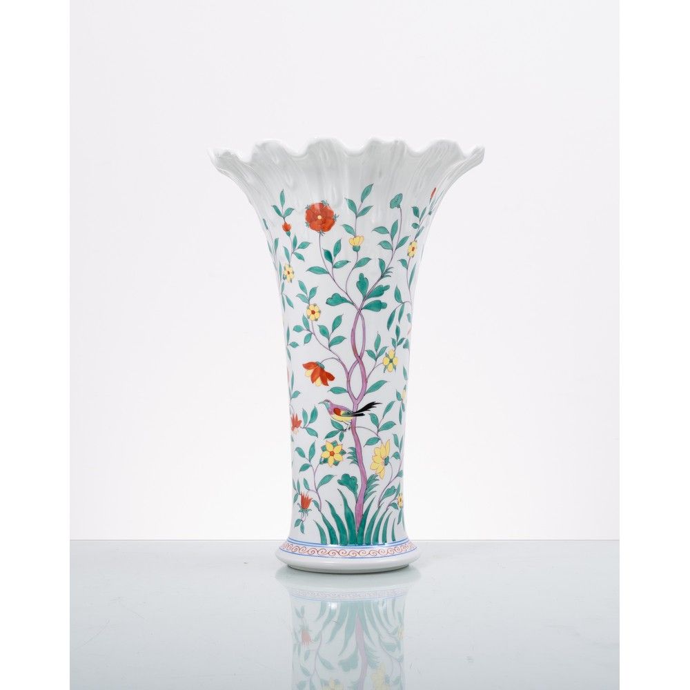 HEREND, Vaso in porcellana HEREND 
Vase en porcelaine décoré d'un motif naturali&hellip;