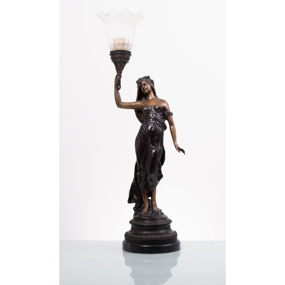 LUME in bronzo LUME en bronze représentant une "figure féminine", coulée à la ci&hellip;