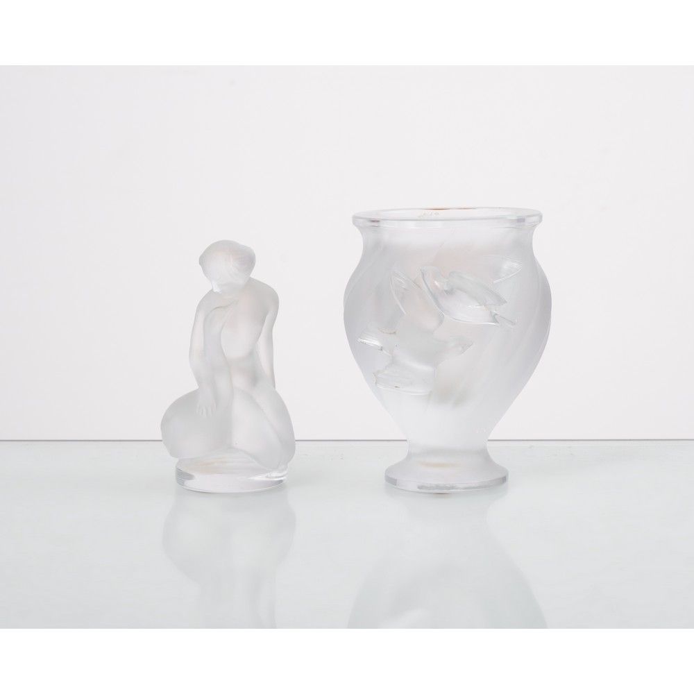 LALIQUE, Vaso e scultura in cristallo LALIQUE 
Vase en cristal avec oiseaux en r&hellip;