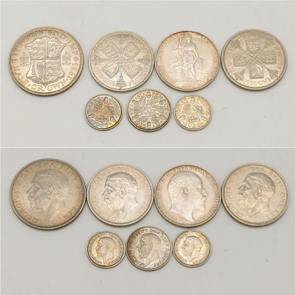 Null 七枚英国银币（500）：1933年的三便士、半冠和弗罗林。一枚1935年的三便士、六便士和弗罗林。一枚1902年（925）弗罗林。状态如照片所示。