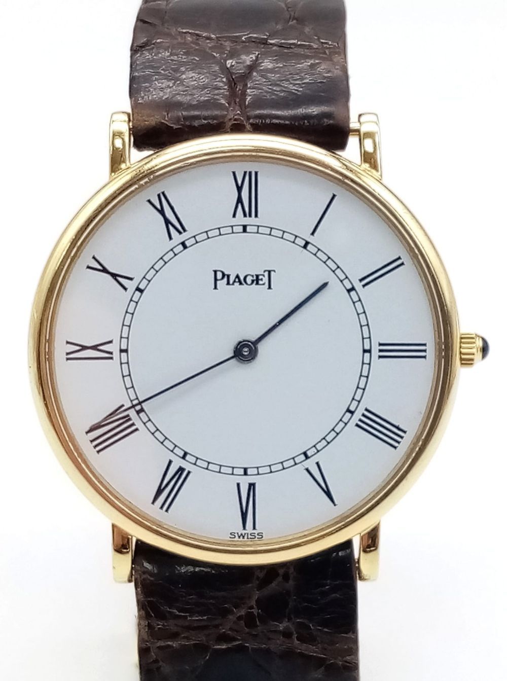 Null Eine klassische Vintage-Uhr von Piaget aus 18 Karat Gelbgold. Braunes Leder&hellip;