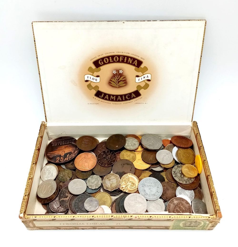 Null Eine Pot-Luck-Zigarrenkiste mit britischen und ausländischen Münzen.