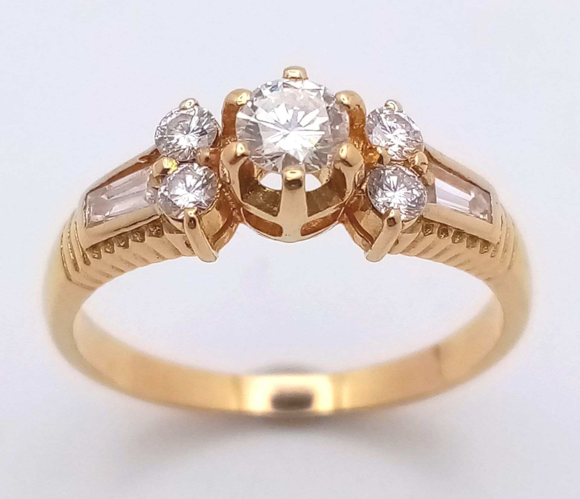 3.1克M码的18K金镶钻石戒指，有7颗独立的宝石，设计非常漂亮008248