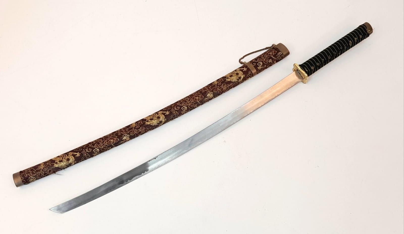 Null 一把带装饰织物剑鞘的仿制日本片刀。全长 - 93 厘米。剑身长度 - 64 厘米。