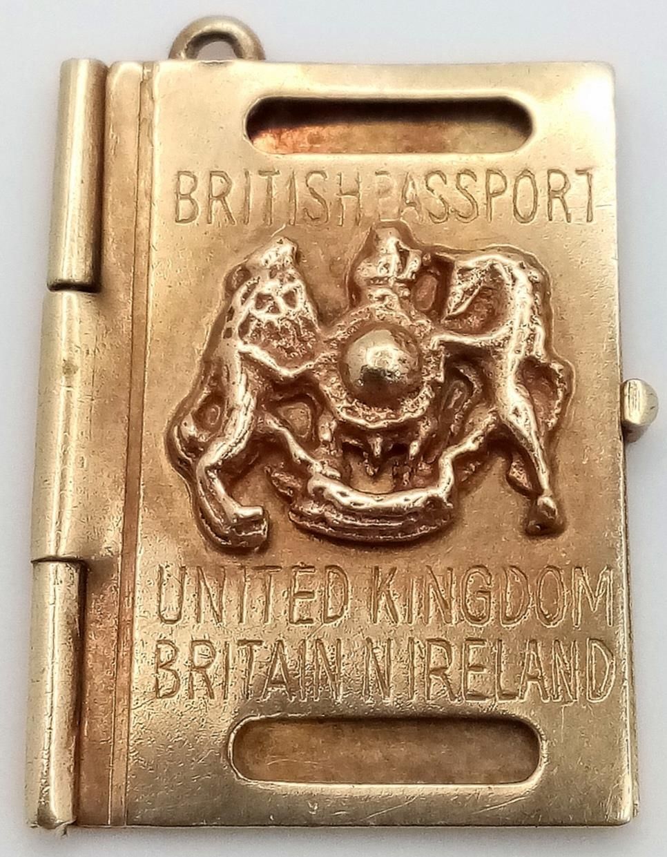 Null Pendentif/armure en or jaune 9K représentant un passeport britannique. 25mm&hellip;