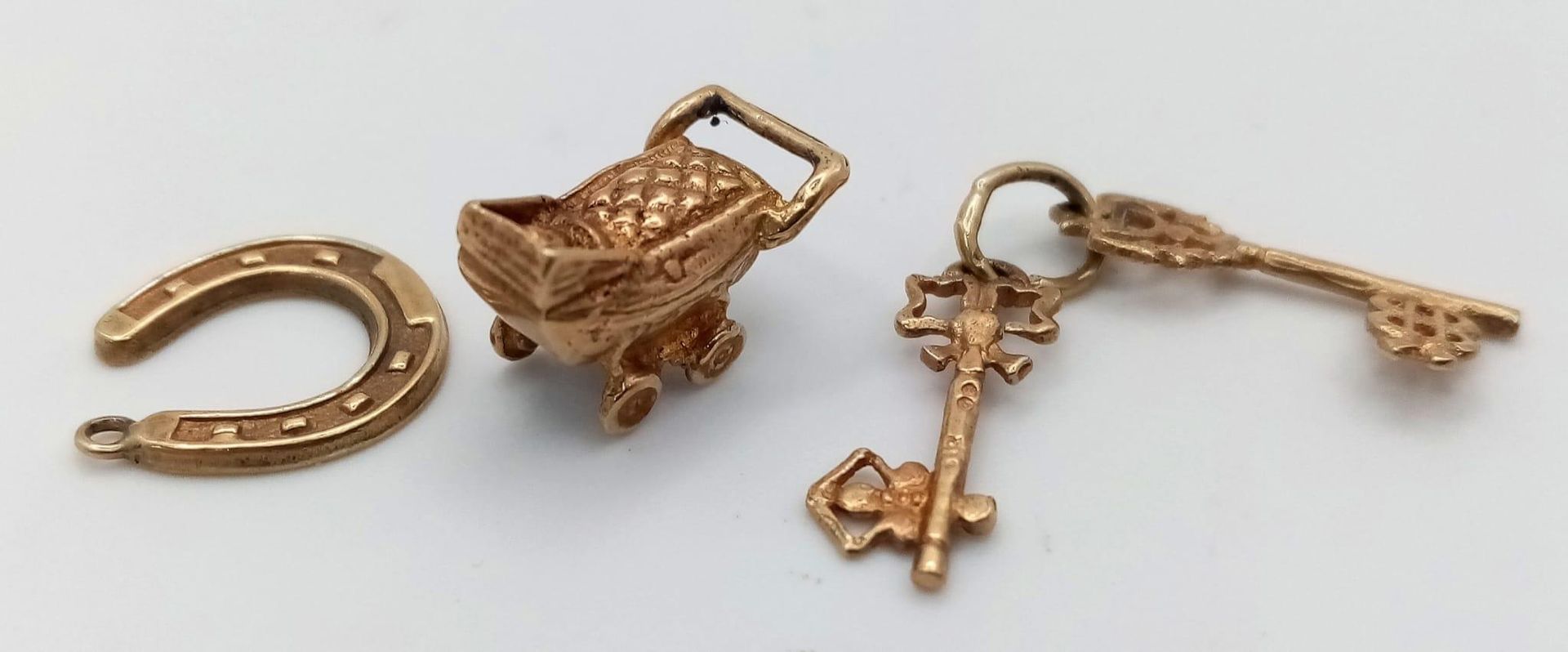 Null Trois pendentifs/charms en or 9K - landau, clés et fer à cheval porte-bonhe&hellip;