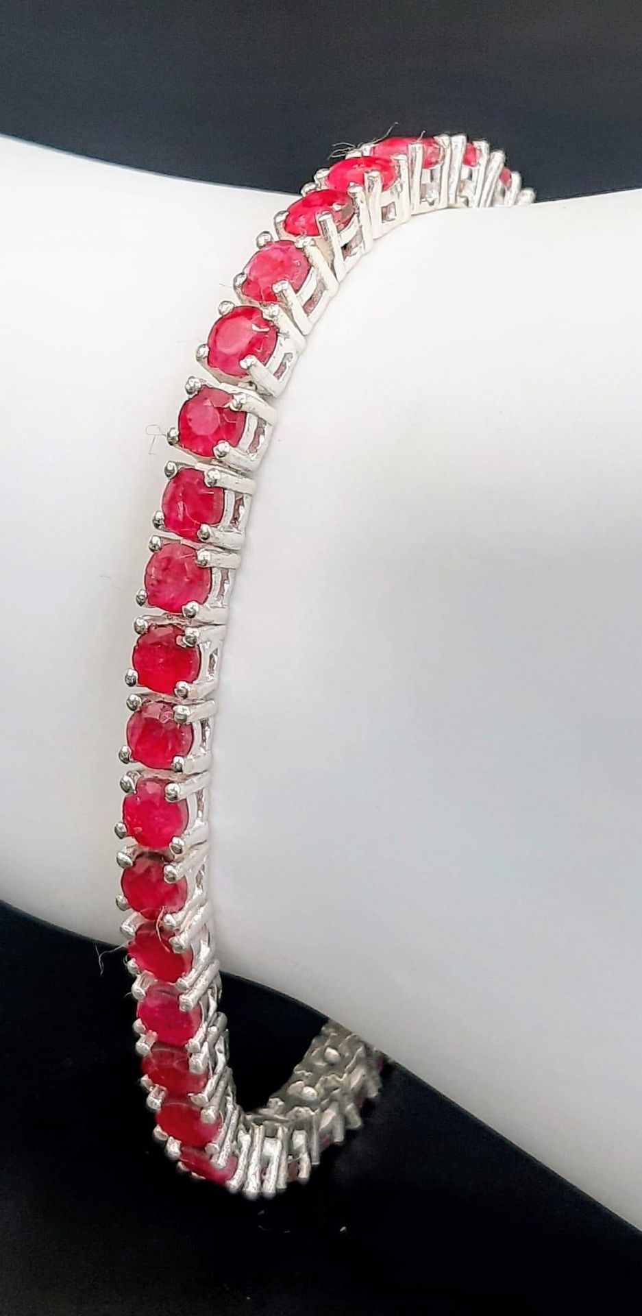 Null Bracelet de tennis en argent 925 serti de pierres de rubis. Longueur 18cm. &hellip;