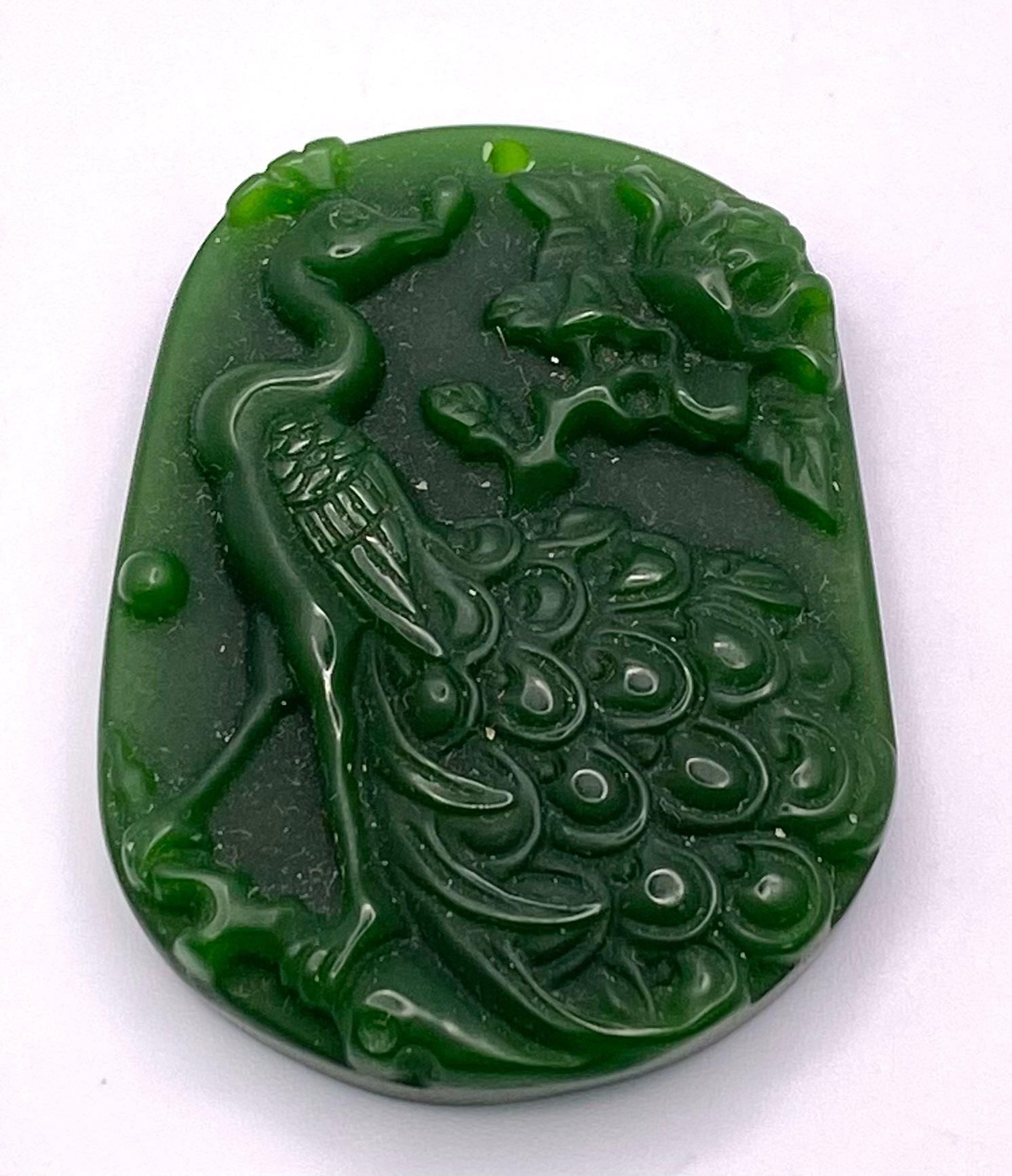 Null Pendentif décoratif en jade vert de Chine représentant un paon. 5cm