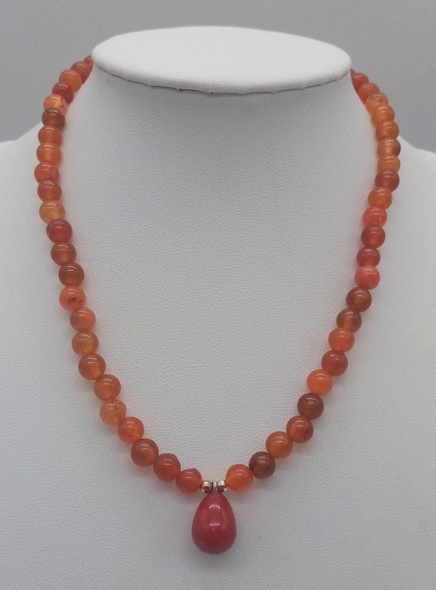Null Collier de perles en pierre orange, pendentif en pierre rouge.
Longueur : 3&hellip;