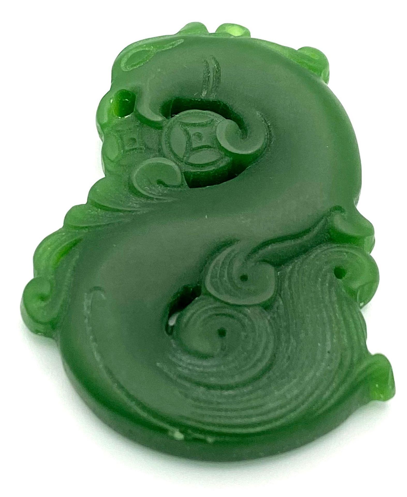 Null Pendentif en forme de dragon tourbillonnant en jade vert de Chine. 5cm