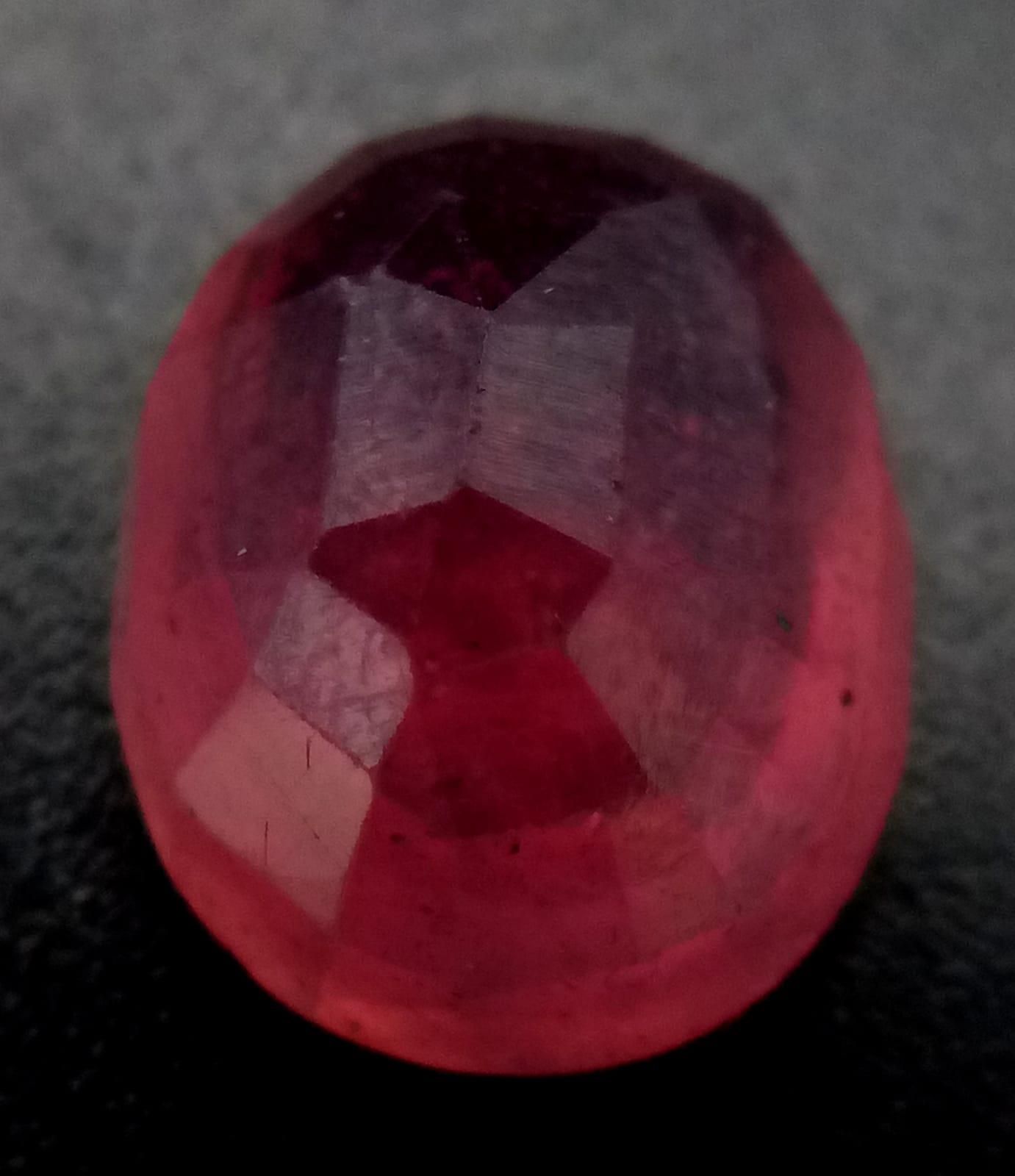 Null Un rubis naturel translucide de 9,50ct, en taille ovale à facettes. Livré a&hellip;