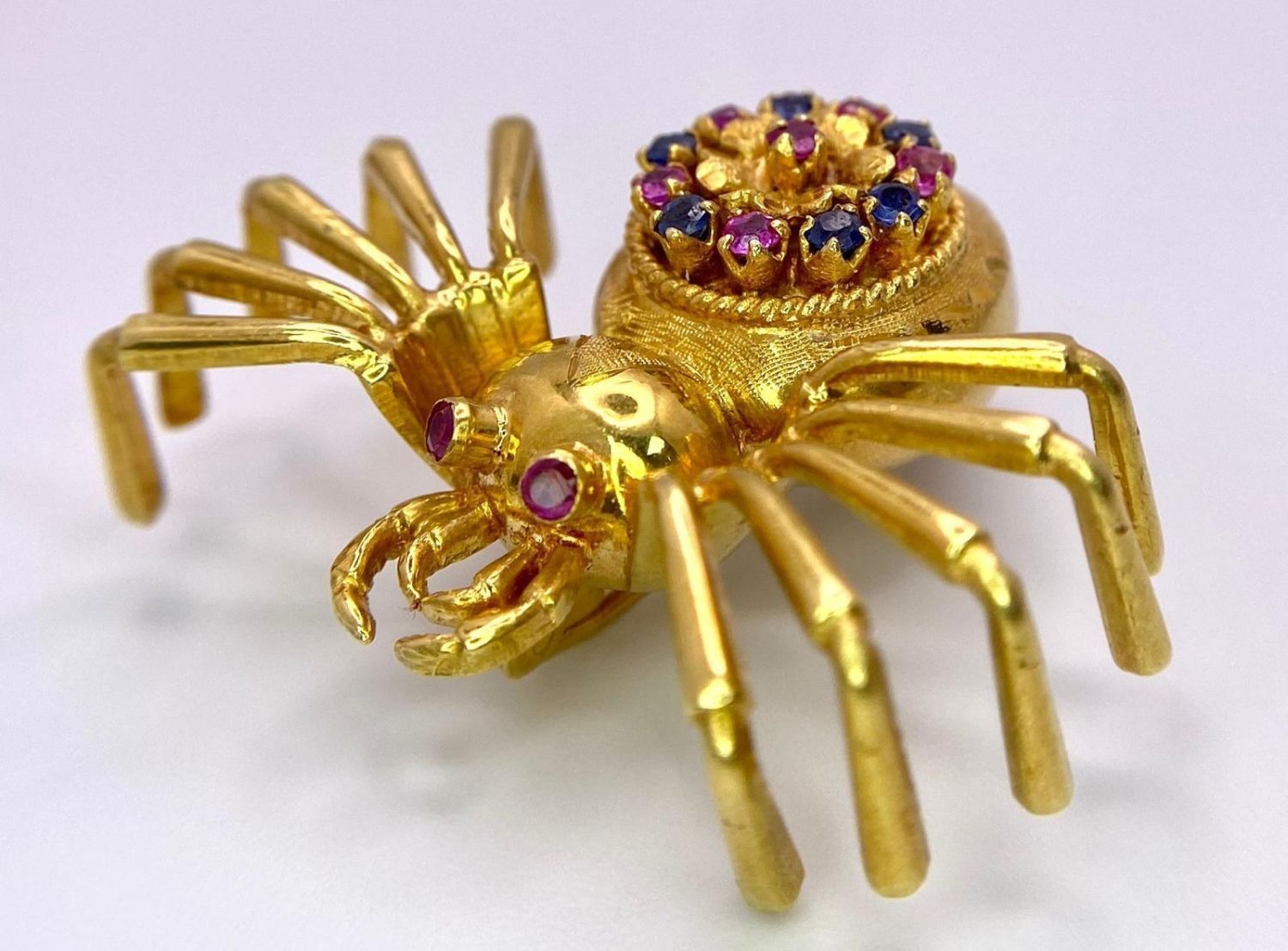 Null L'araignée la plus riche du monde ! L'or jaune 18 carats, les saphirs et le&hellip;