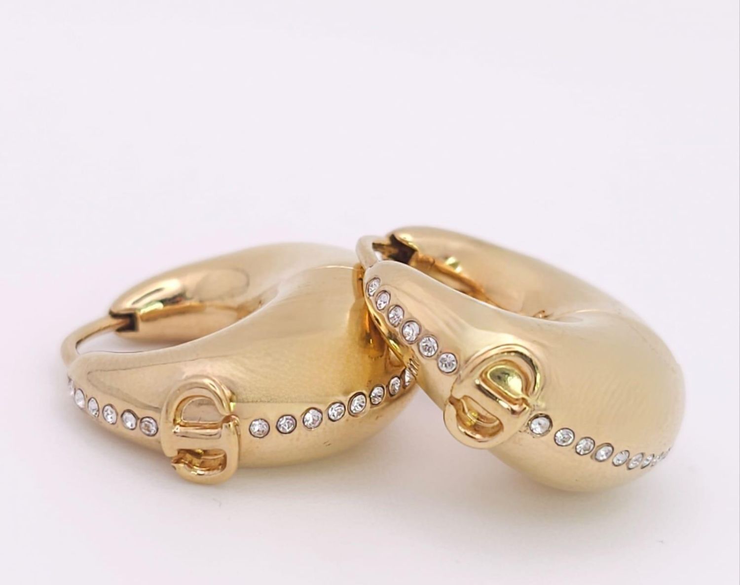 Null Ein vergoldetes DIOR-Ohrringpaar mit Zirkonia. Abmessungen: 21 x 22 x 10 mm&hellip;