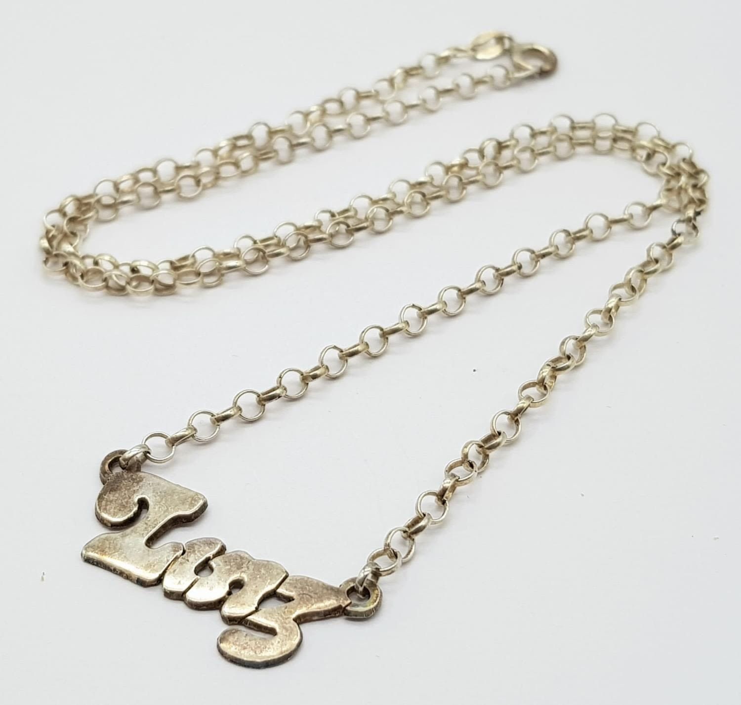 Null Un pendentif "Zing" vintage en argent 925 sur une chaîne de Belcher en arge&hellip;