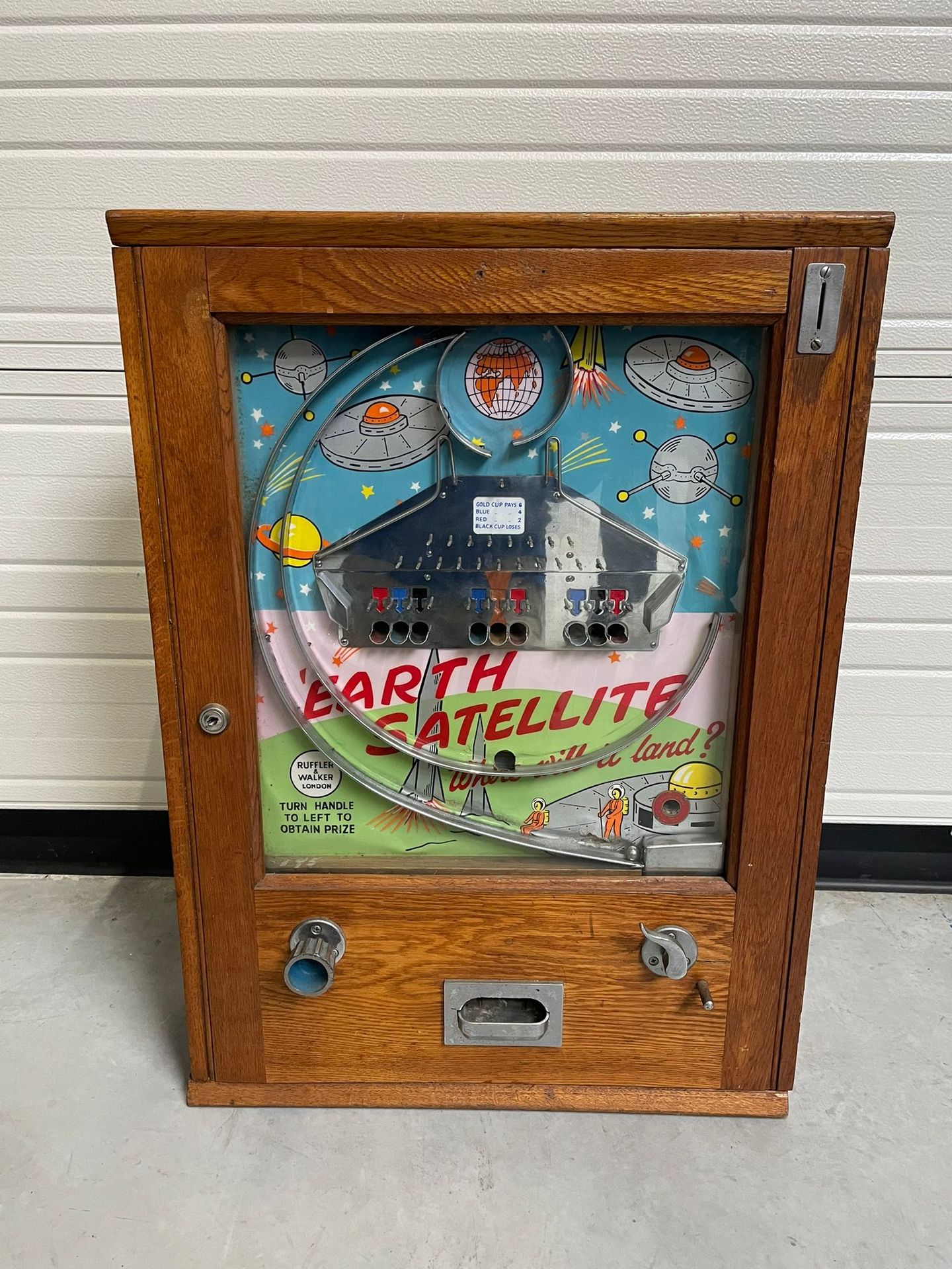 Ruffler and Walker Earth Satellite Penny Arcade ca. 1960s Máquina recreativa de &hellip;