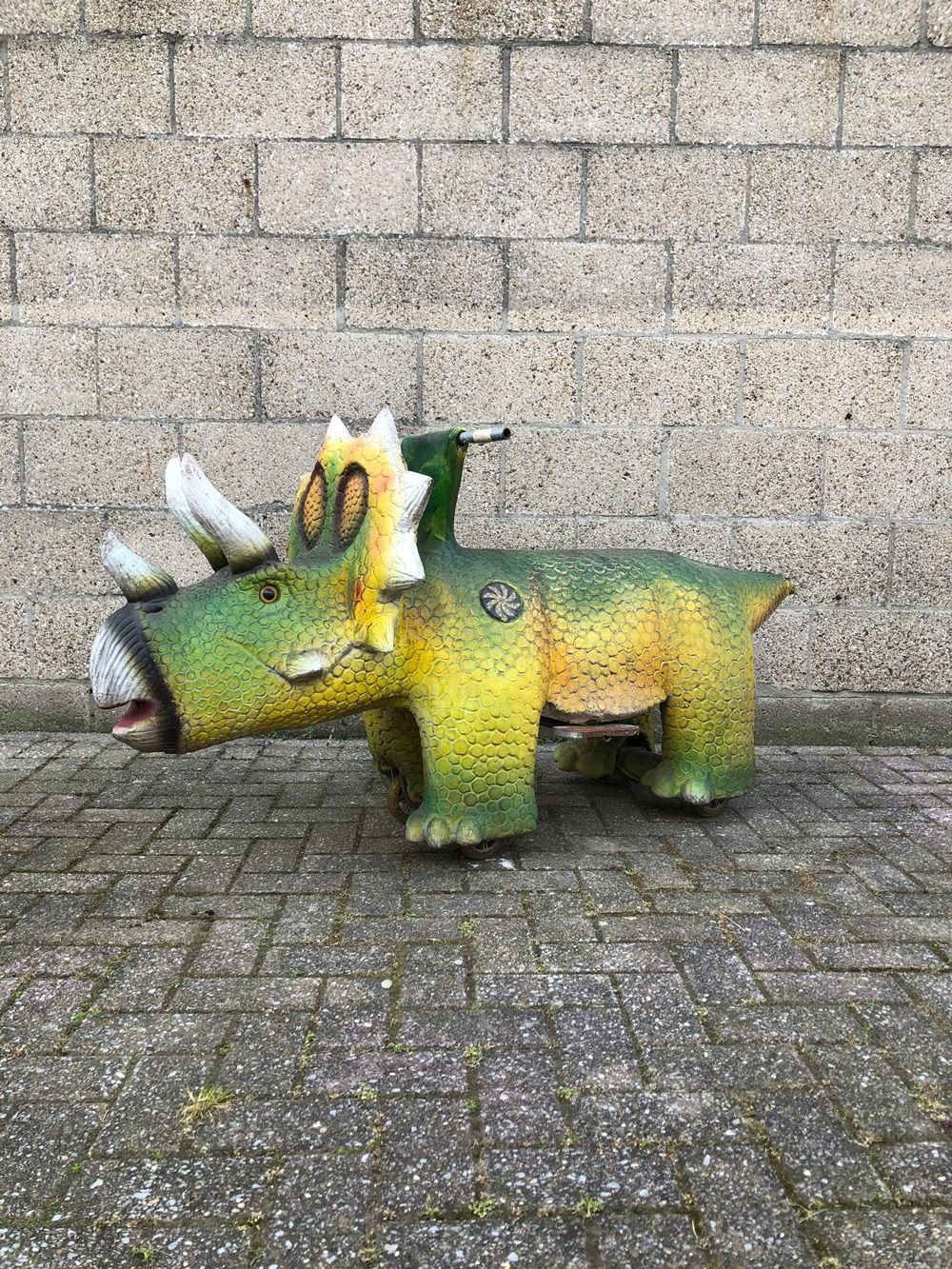Children's Fairground Coin-Op Triceratops Attraction 投币式儿童游乐场恐龙三角龙的吸引力。这只恐龙有一个投币&hellip;