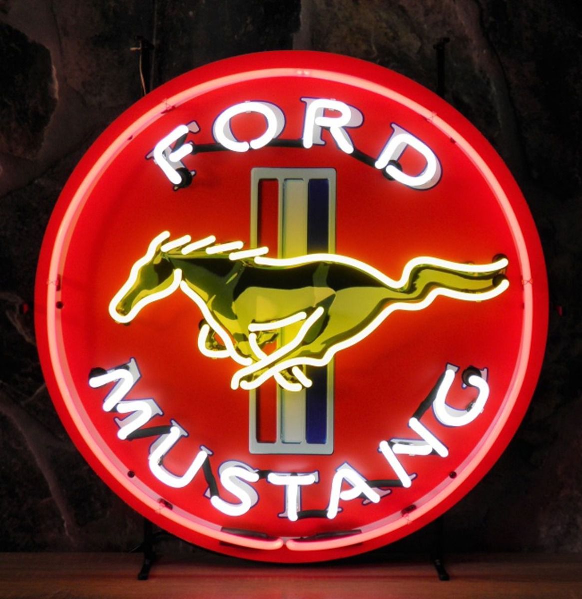 Ford Mustang Logo Neon Sign with Backplate Enseigne au néon avec logo Ford Musta&hellip;