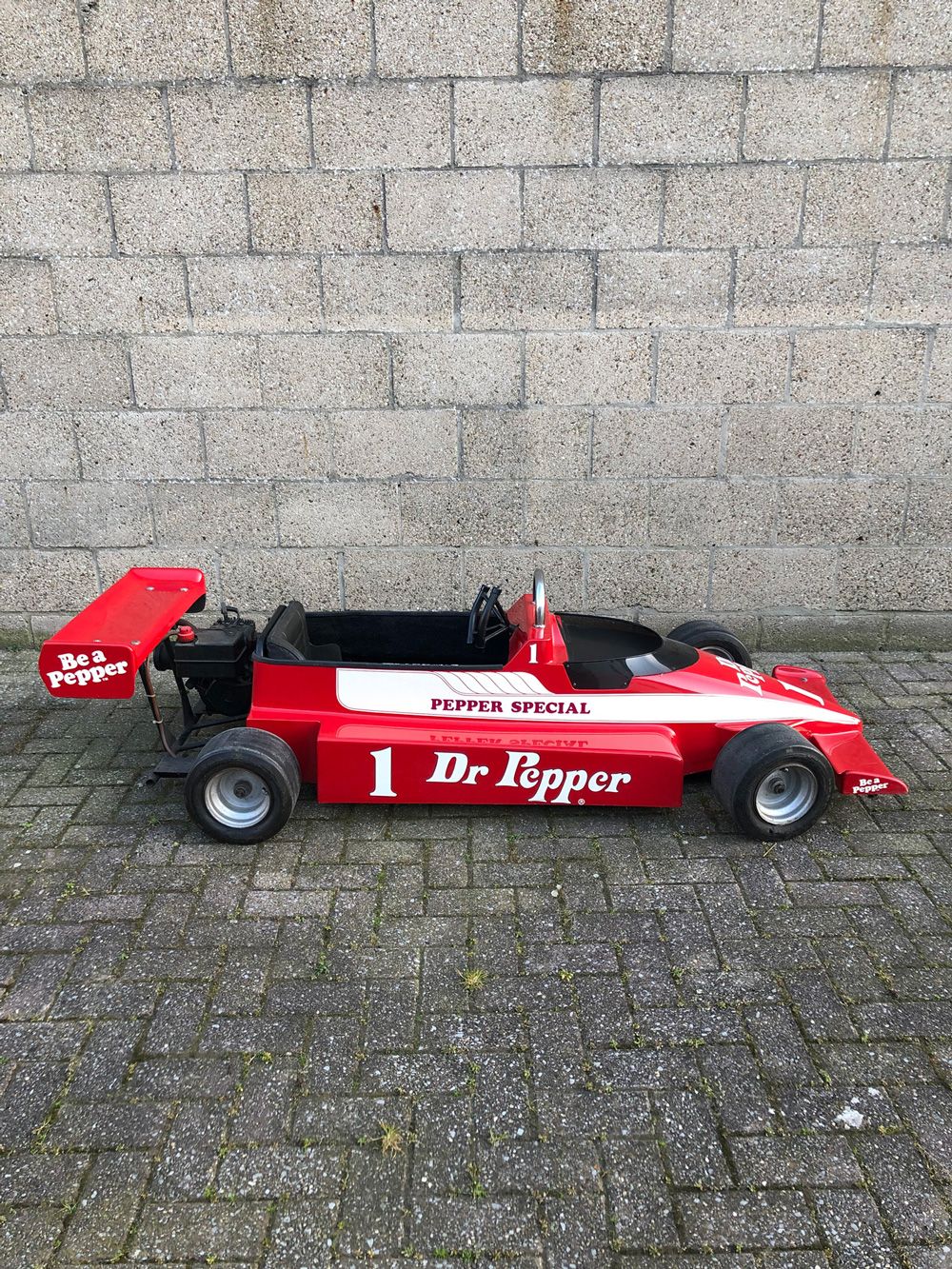 Formula 1 Shaped Go-Kart with Dr. Pepper Branding 带有胡椒博士品牌的一级方程式卡丁车，运行状况非常好。特库摩斯&hellip;