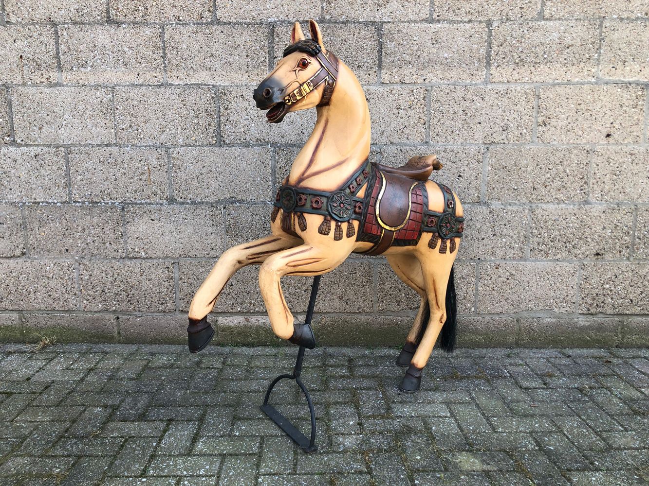 Contemporary Solid Wood Carousel Horse 当代的实木旋转木马放在金属支架上。这匹马雕刻得很好，油漆也很好。状况非常好，有一些&hellip;