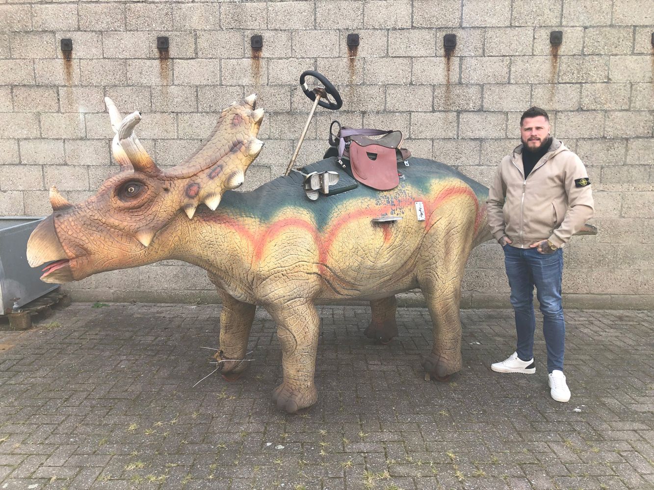 Gigantic Fairground Coin-Op Triceratops Attraction Une gigantesque attraction de&hellip;