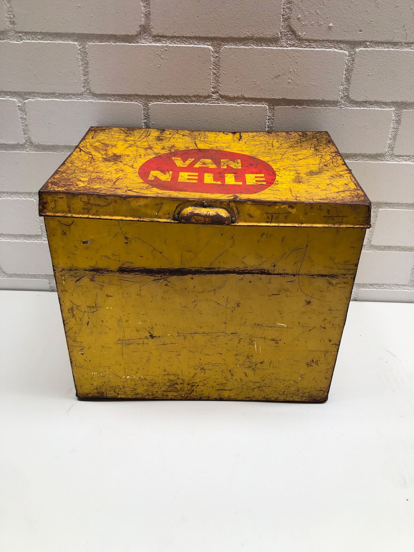 Dutch Van Nelle Tin Coffee Box 荷兰范奈尔锡制咖啡盒，处于原始状态，有漂亮的铜锈。高度：38厘米。宽度：42厘米。深度：30厘米。&hellip;