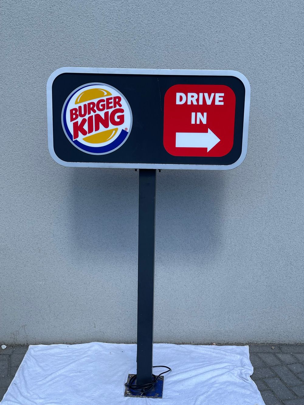German Burger King Drive In Light-Up Sign 德国汉堡王汽车旅馆的发光标志。高度：167厘米。宽度：94厘米。深度：17厘&hellip;