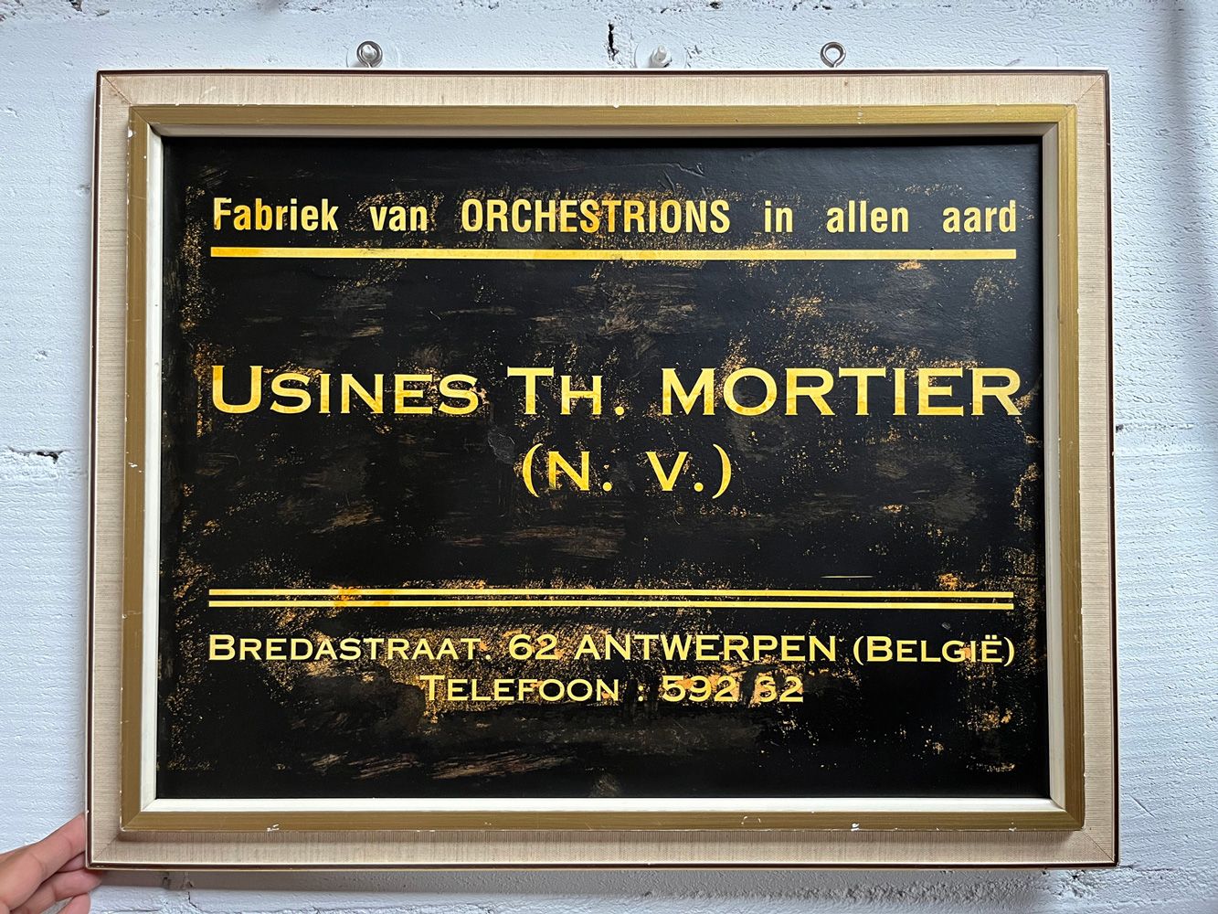 Framed Usines Th. Mortier Advertising Sign 有框的Usines Th.Mortier的广告牌。对机械音乐迷来说是个不错&hellip;